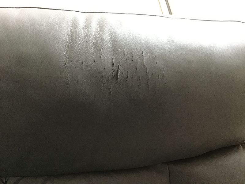 Comment réparer un canapé simili-cuir ? - Sur mon canapé en cuir